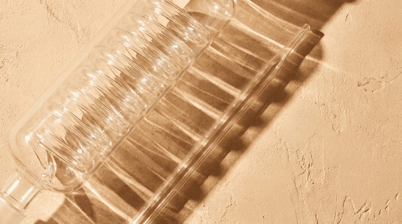 Glasspirale und Pipette im Streiflicht